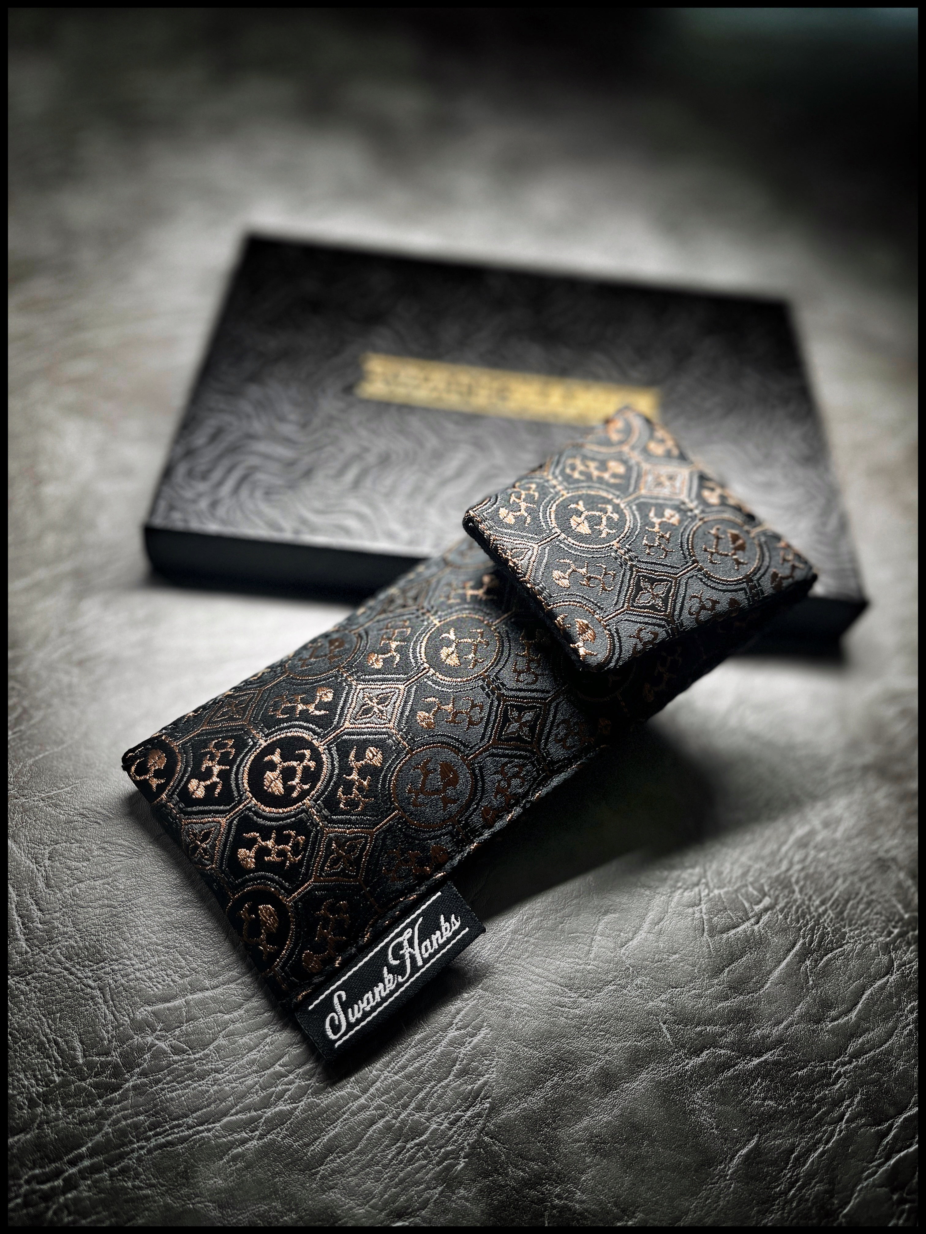 Metallic Gate Single Pouch