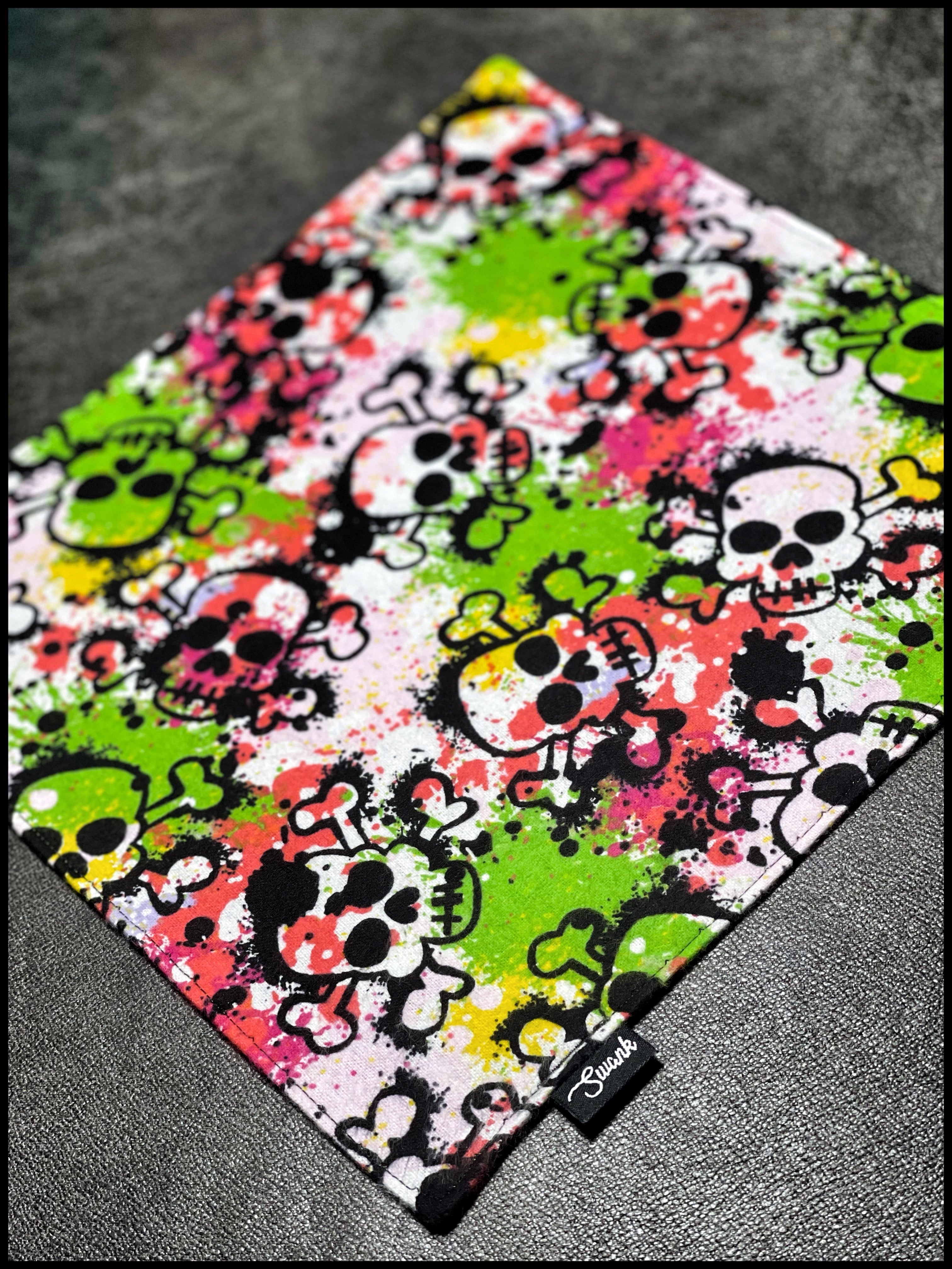 Graffiti Skulls (green/pink)