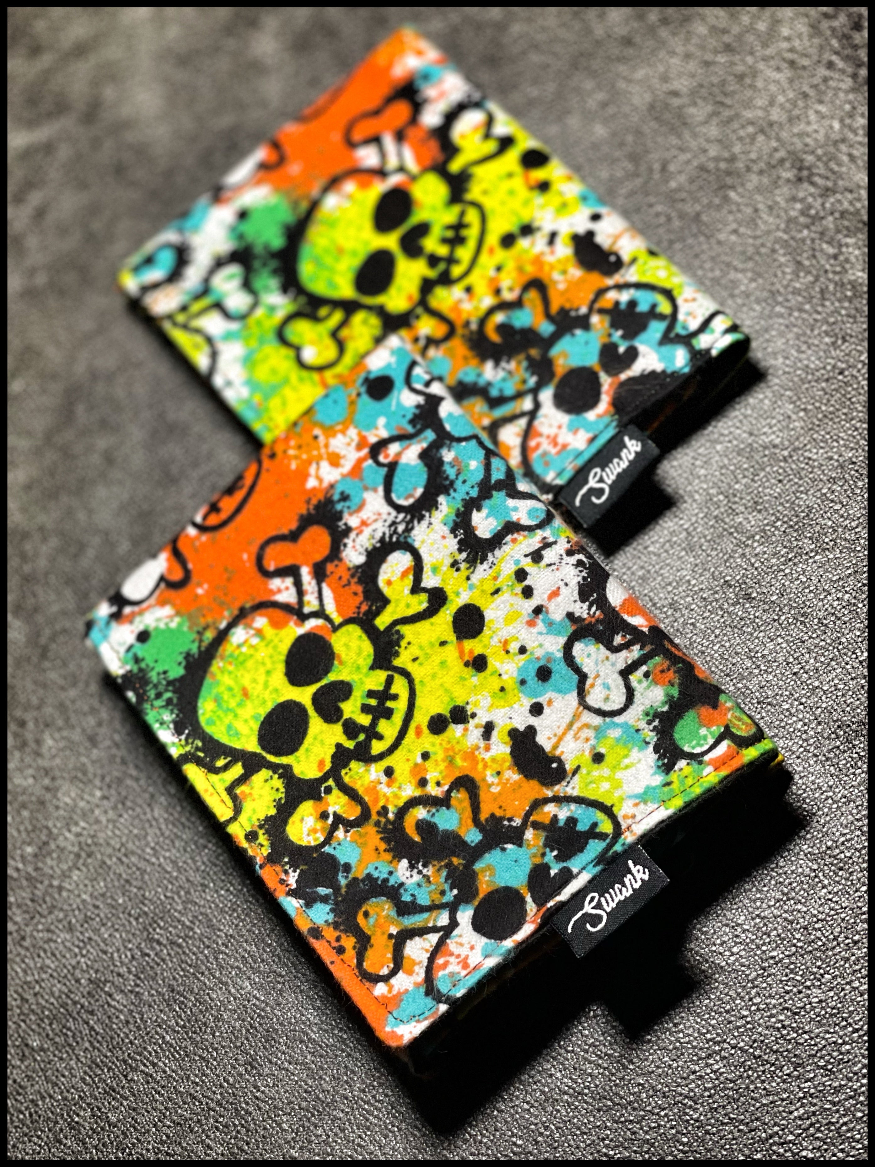 Graffiti Skulls (white/orange)