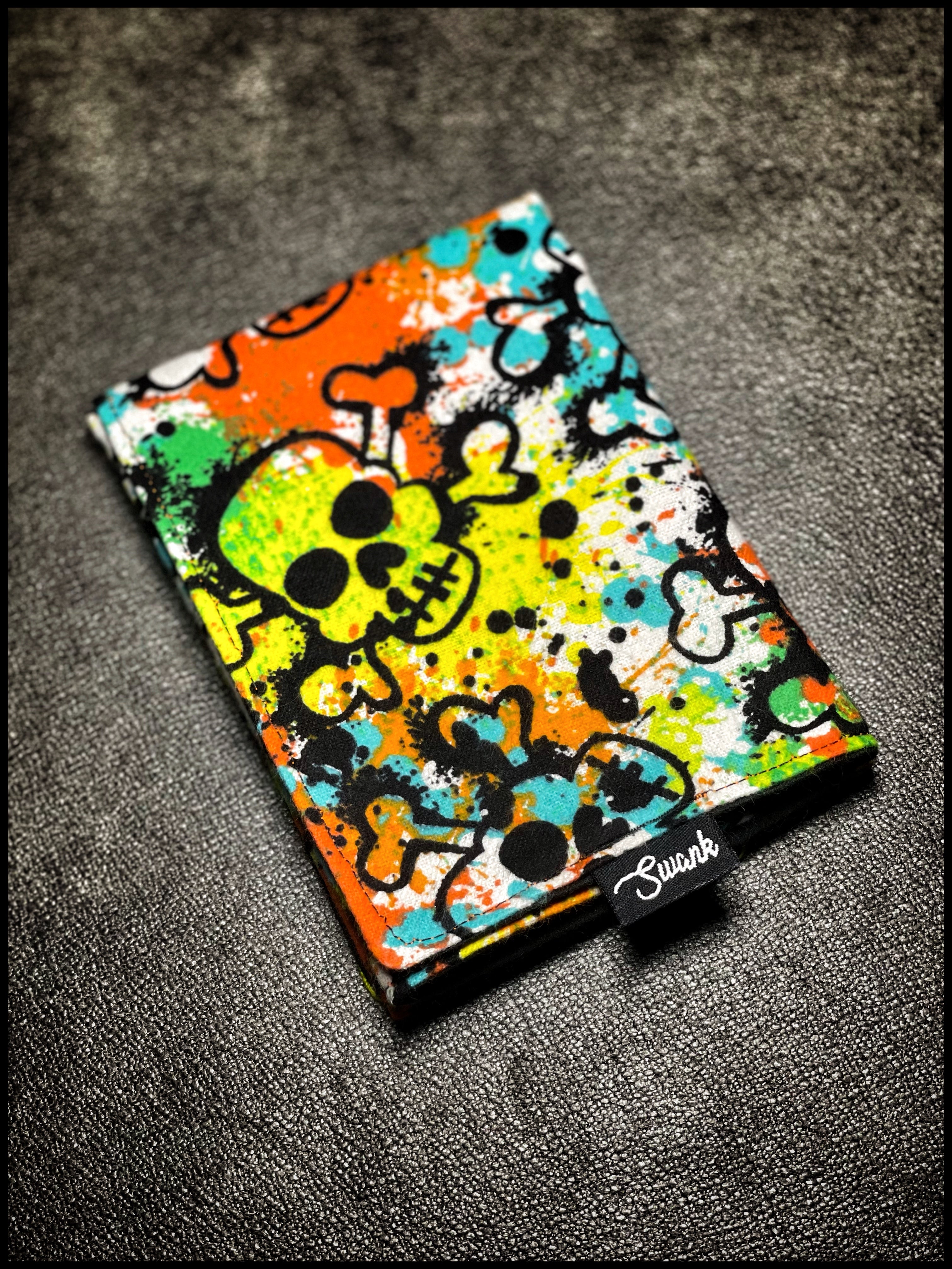 Graffiti Skulls (white/orange)