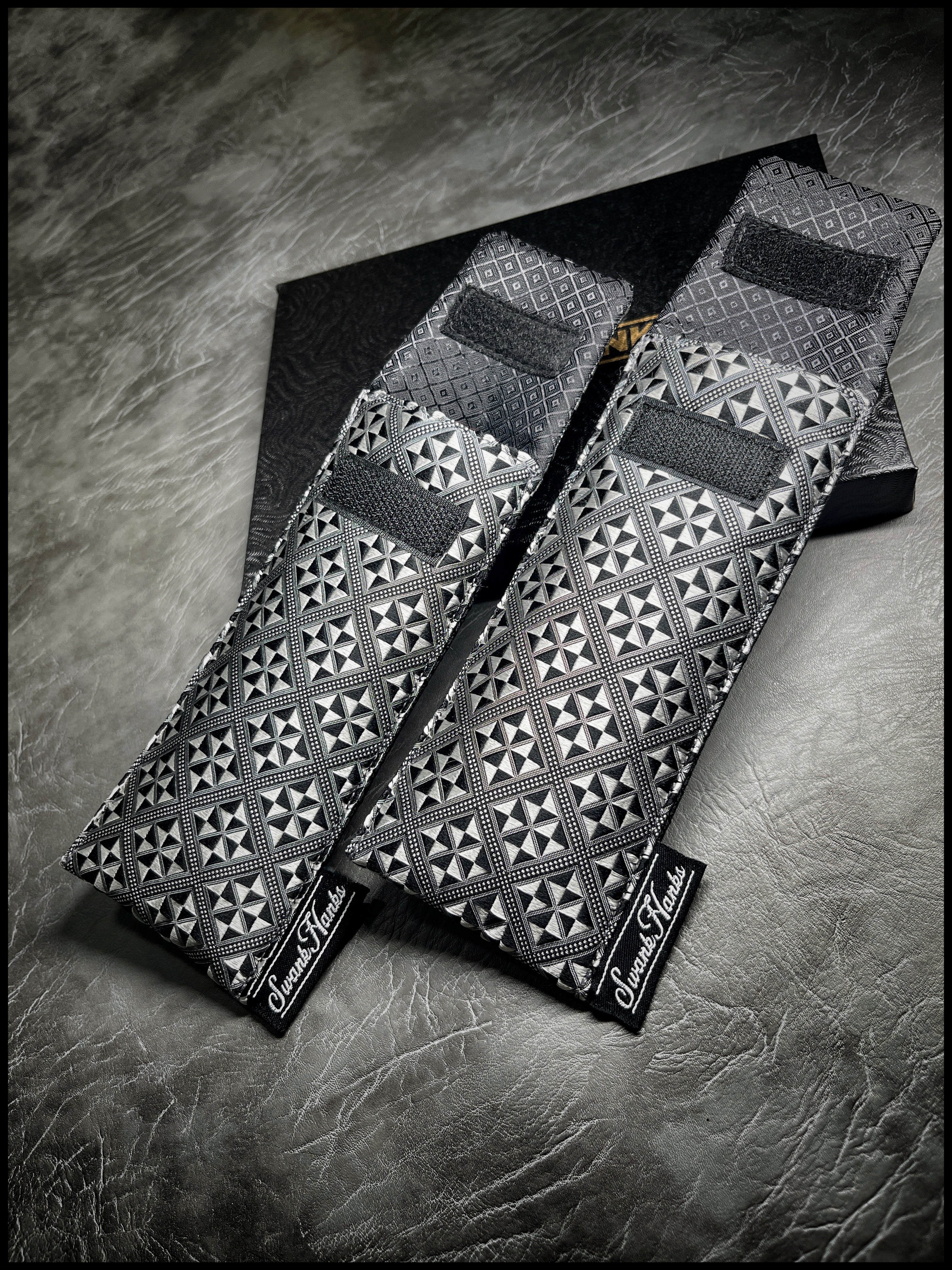 Checkered Silver/Black A1 Silk Single Pouch