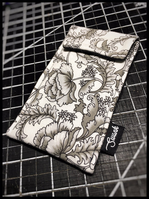 White/grey Paisley Pouch (1-off)