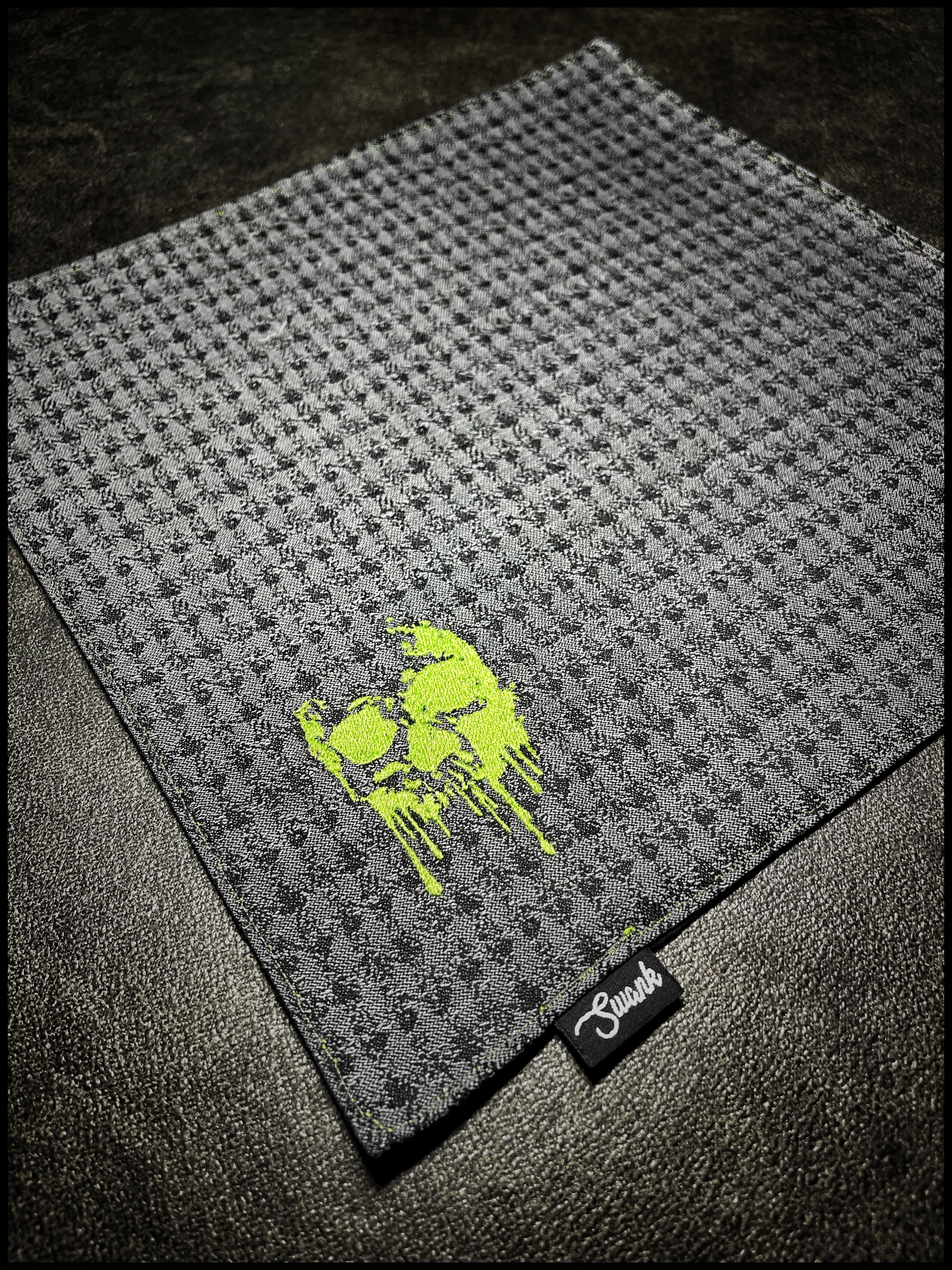 Dripping skull (neon/shemagh)
