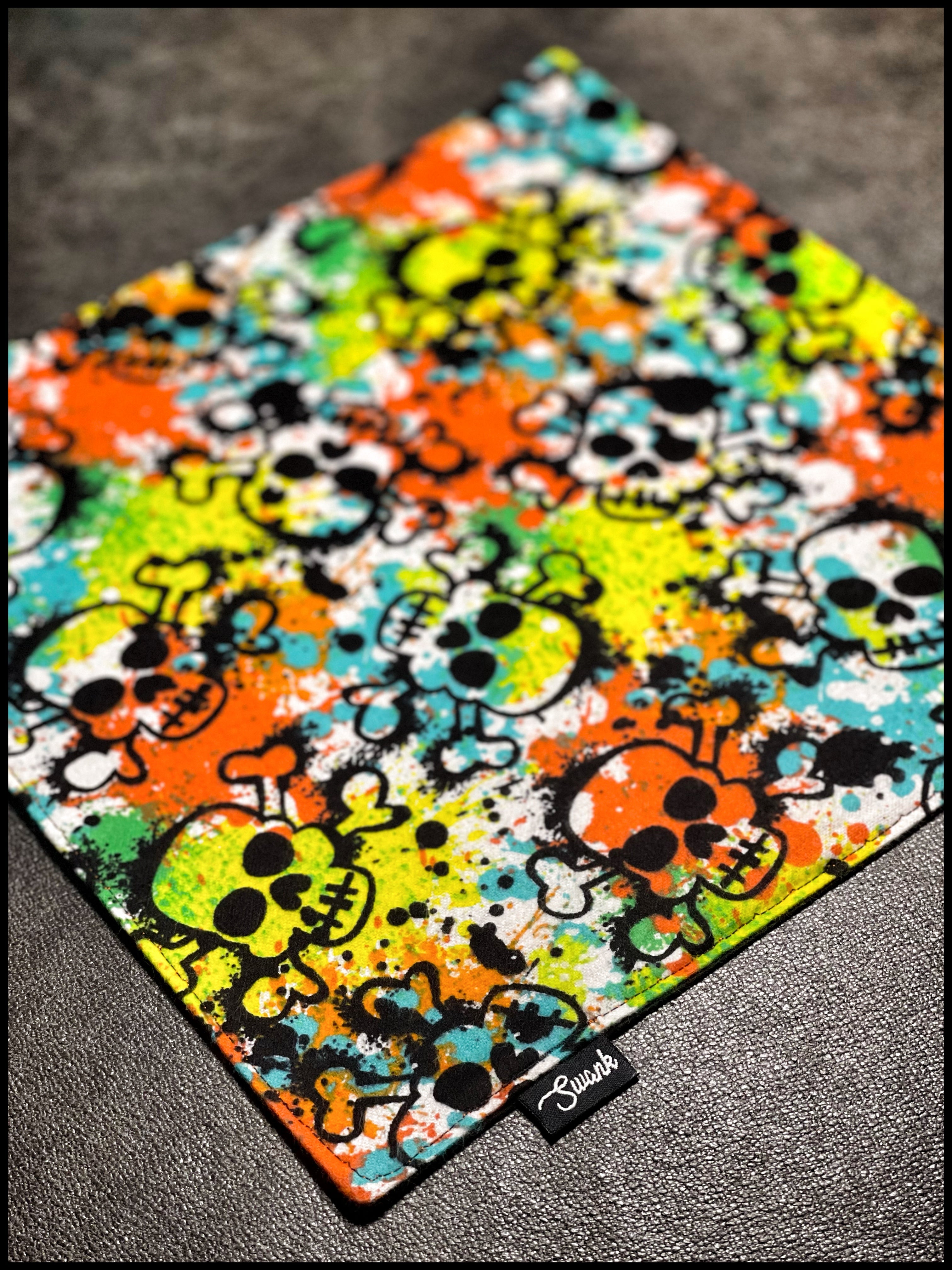 Graffiti Skulls (white/orange)