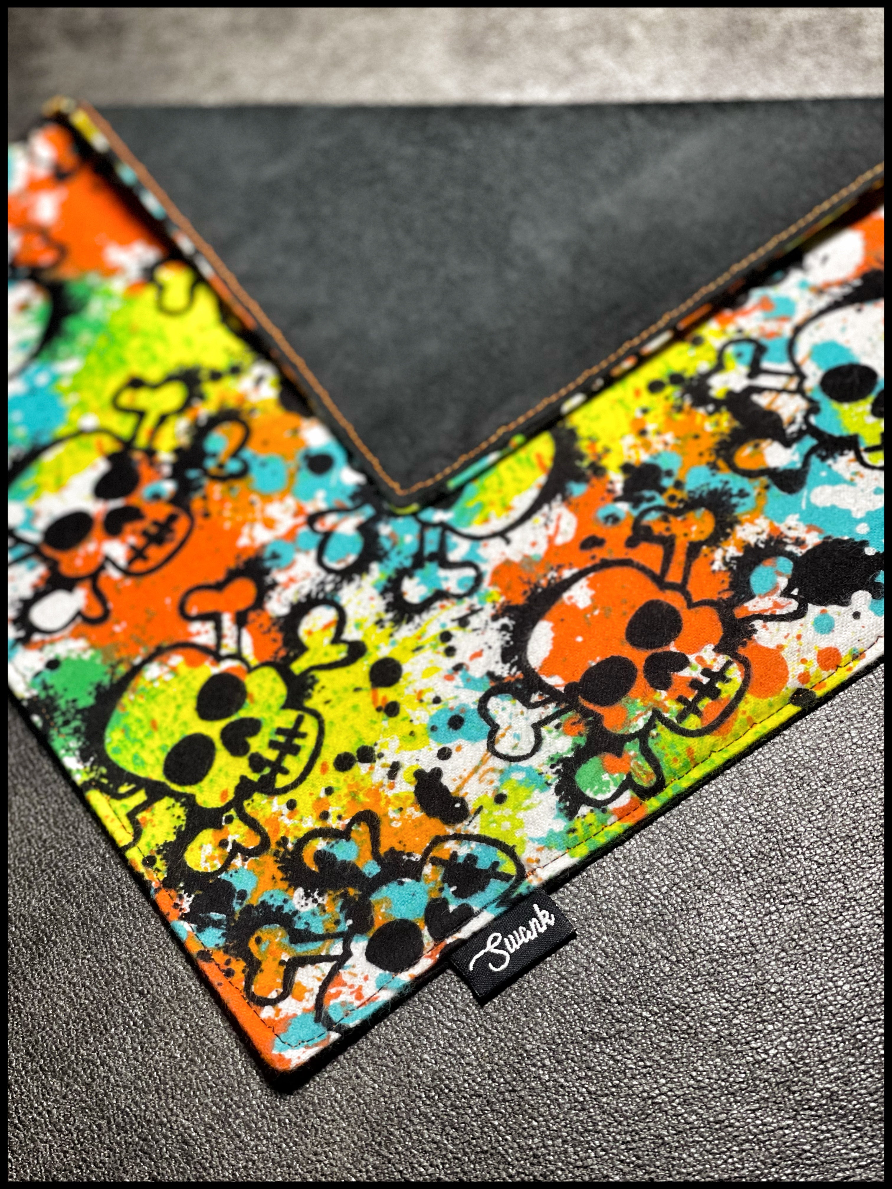 Graffiti Skulls (white/orange)